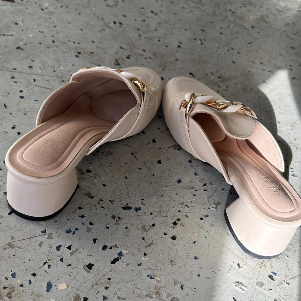 Elegant Nude Mules with Gold and Cream Chain - Picture 5 of 6
